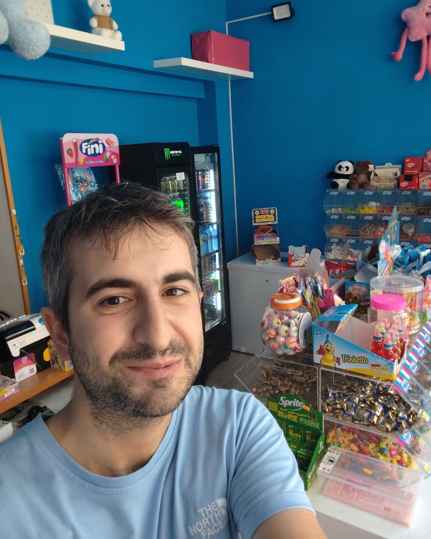 Jesús, del equipo de Kiosko La Golondrina, en la tienda