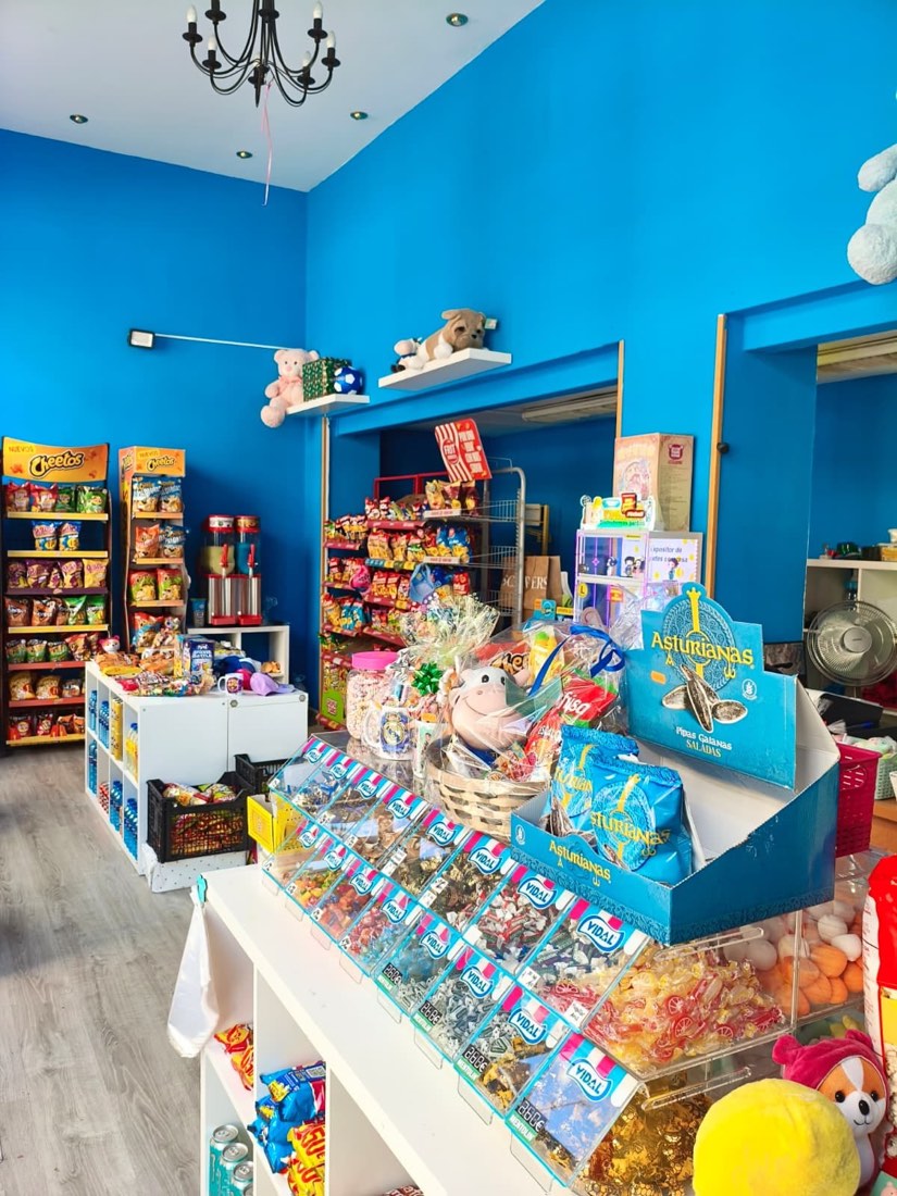 Interior de la tienda con el expositor de golosinas a granel
